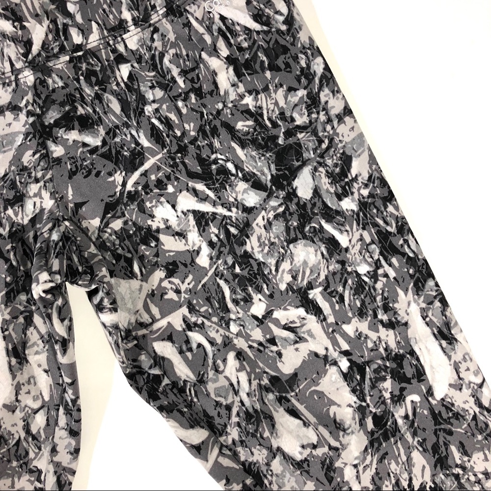 Calvin Klein Performance Gray Print Capri Leggings - Picture 3 of 8